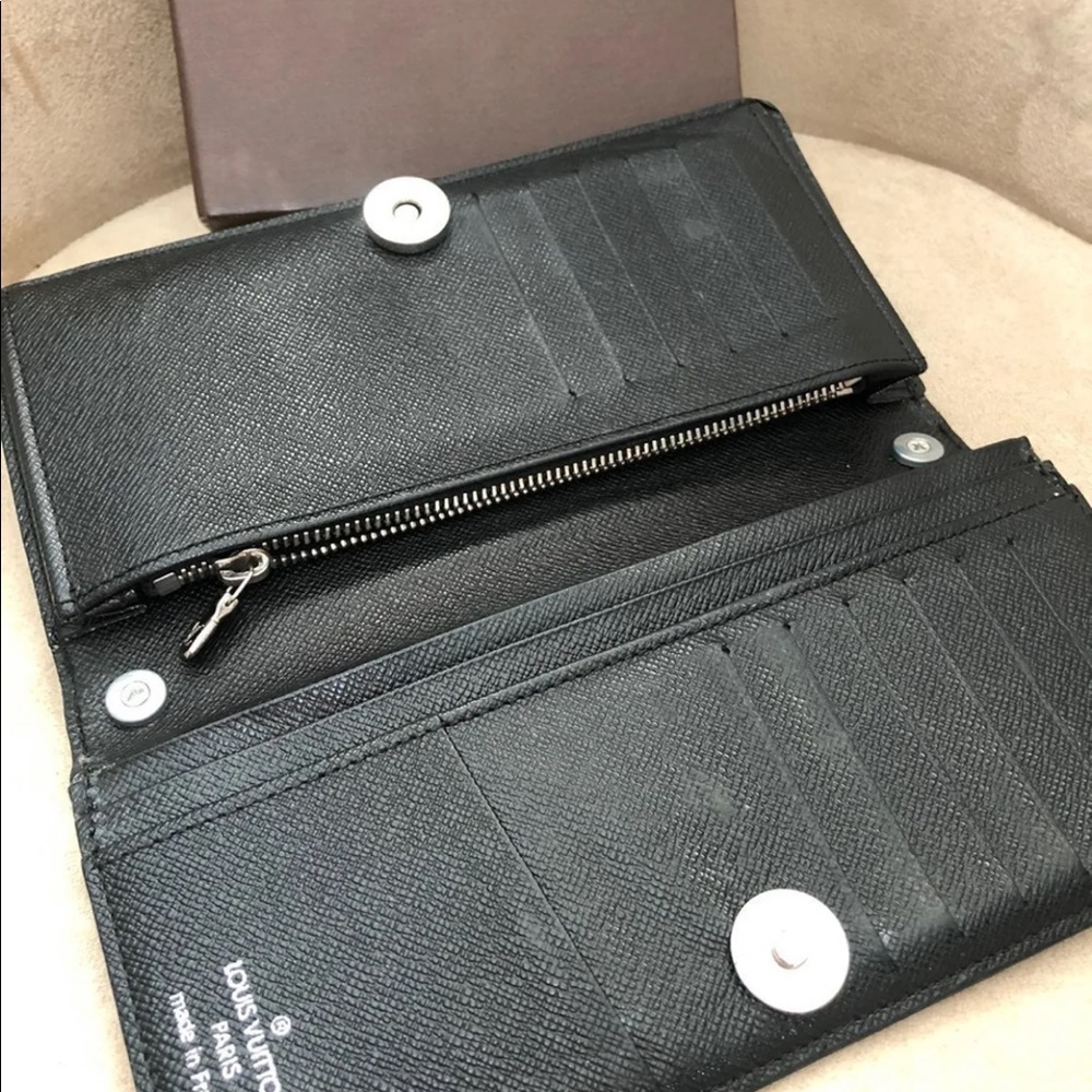 Authentic Louis Vuitton wallet - Picture 4 of 11